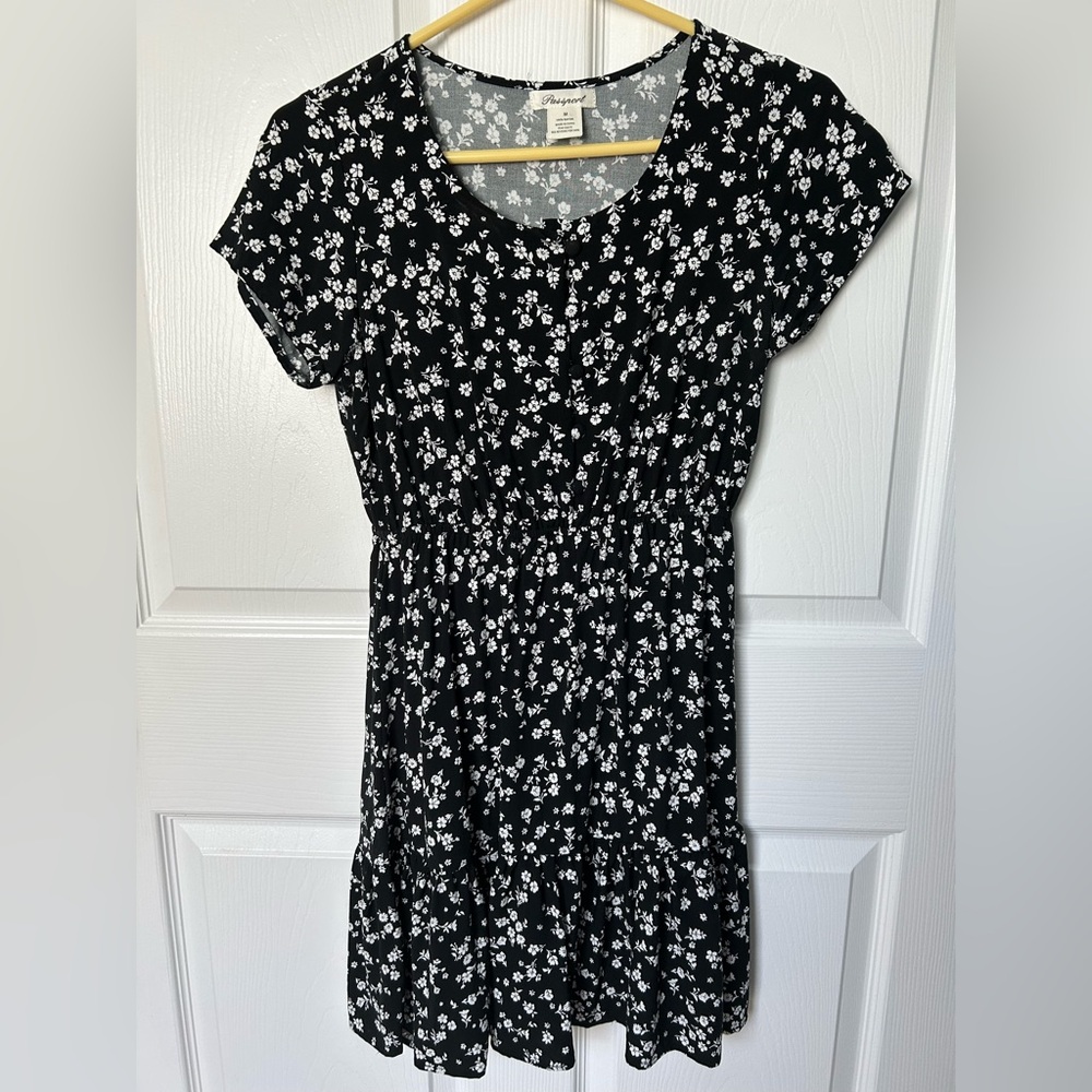 Passport Black & White Floral Short Sleeve Dress with Ruffled Hem Size M NWOT